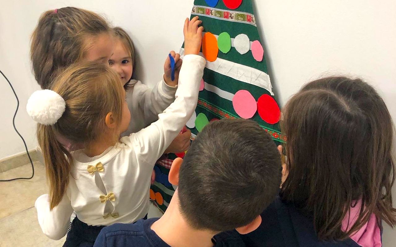 Niños árbol Navidad